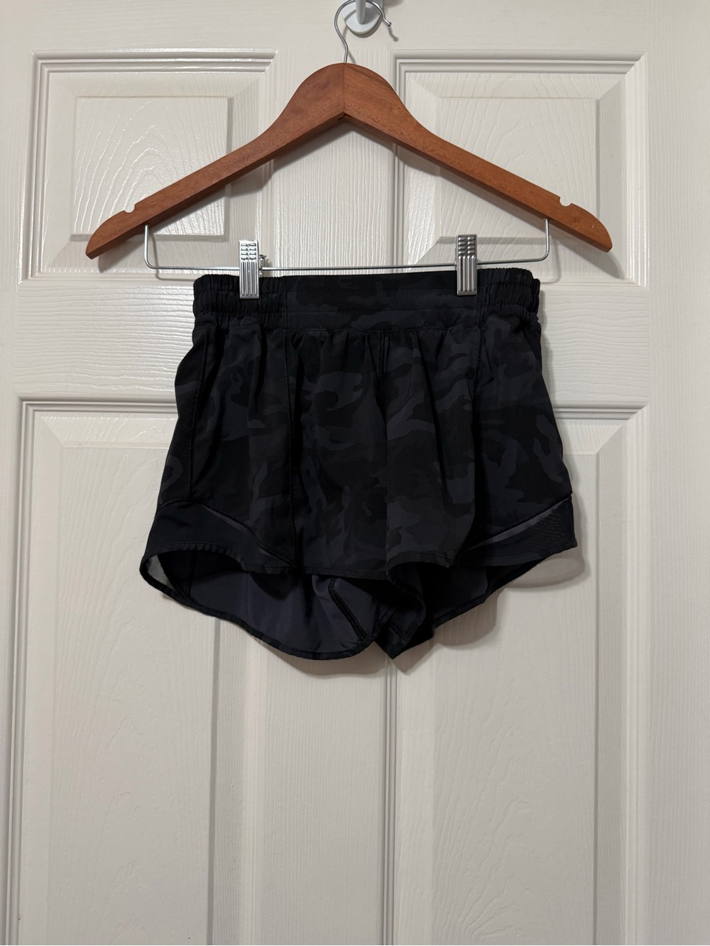 Lululemon athletica hotty hot short II size 4 euc
